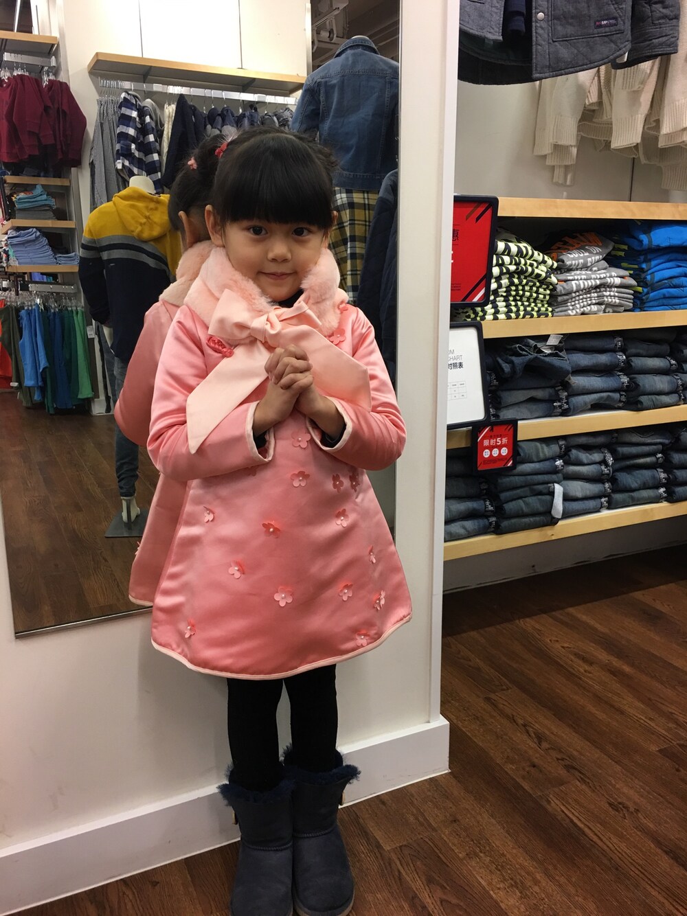 「小鹿梨のアイテム（ワンピース、ピンク系）」を使った、Kakiさん（キッズ・110cm）の冬コーディネートの1枚目の写真
