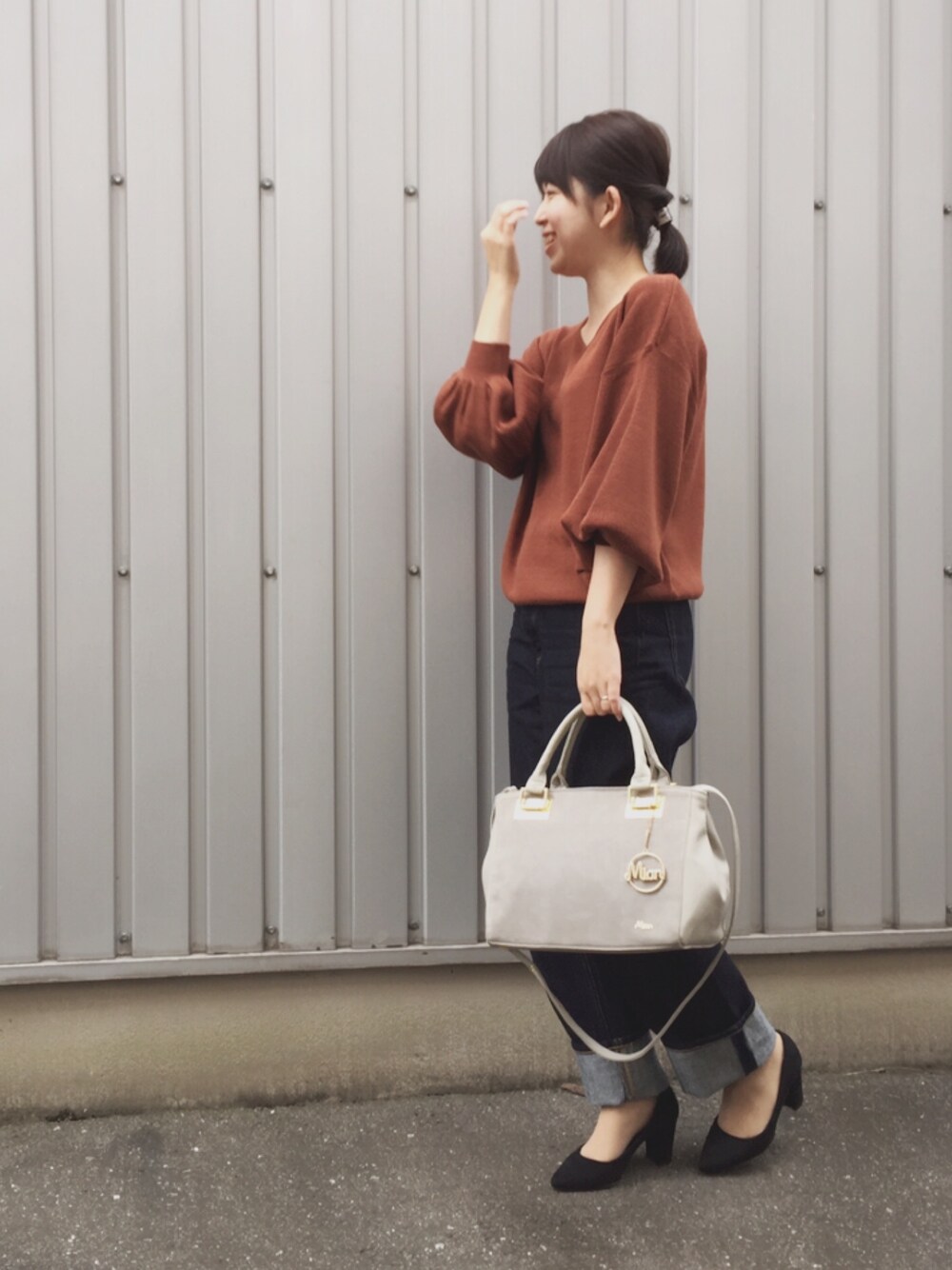 グレー系のトートバッグを着用したレディースの秋コーディネートの1枚目の写真