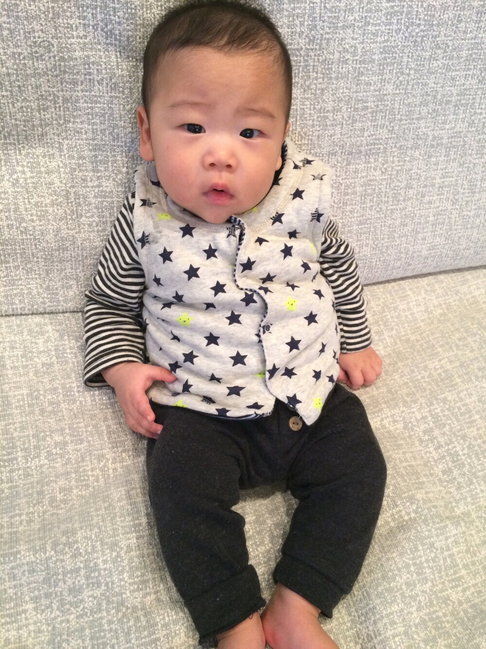 「kids、70cm、4ヶ月、星柄」｜「babyGAPのアイテム（ベスト、グレー系）」を使った、eito888さん（キッズ・70cm）の秋コーディネートの1枚目の写真