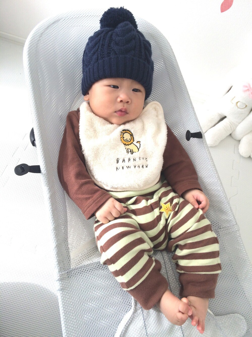 「男の子、4ヶ月、茶色、ボーダー、BARNEYS NEWYORK、at park」｜「BARNEYS NEWYORKのアイテム（スタイ/よだれかけ、ホワイト系）」を使った、eito888さん（キッズ・70cm）の秋コーディネートの1枚目の写真
