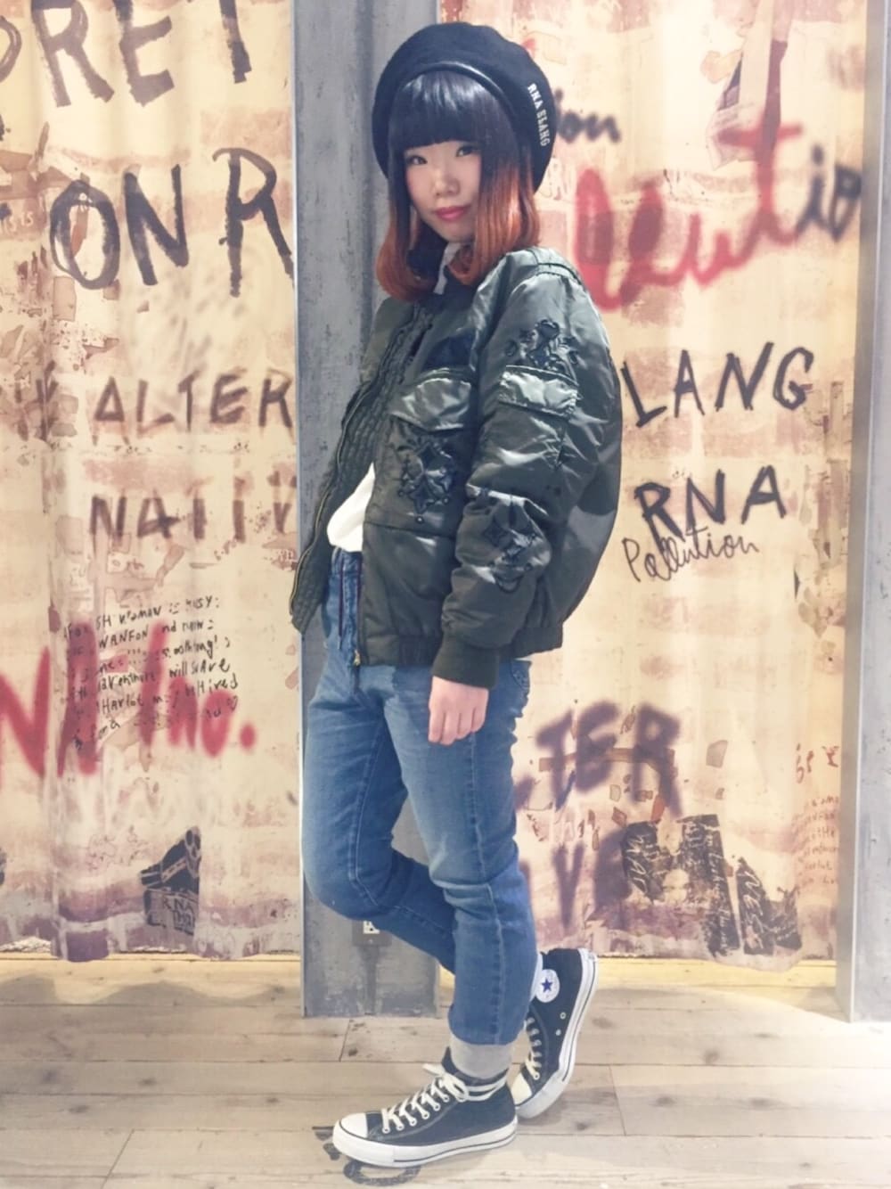 「RNA、RNA MEDIA、ミリタリー、ミリタリージャケット、ジャケット、デニム、デニムパンツ、秋冬コーデ、コンバース、converse」｜「RNAのJ1794 刺繍ミリタリージャケット（ミリタリージャケット、グリーン系）」を使った、さかもと☻⋆︎*さん（レディース・157cm）の秋コーディネートの1枚目の写真