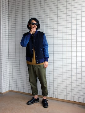 「クルーネックニット」｜「アイテム（スタジャン）」を使った、ロイド・エフダブリューさん（メンズ・176cm）の秋コーディネート