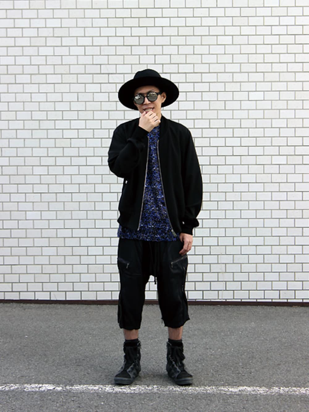 ブラック系のブルゾン、ブルー系のTシャツ/カットソー、ブラック系のサングラスを着用したメンズの春コーディネートの1枚目の写真