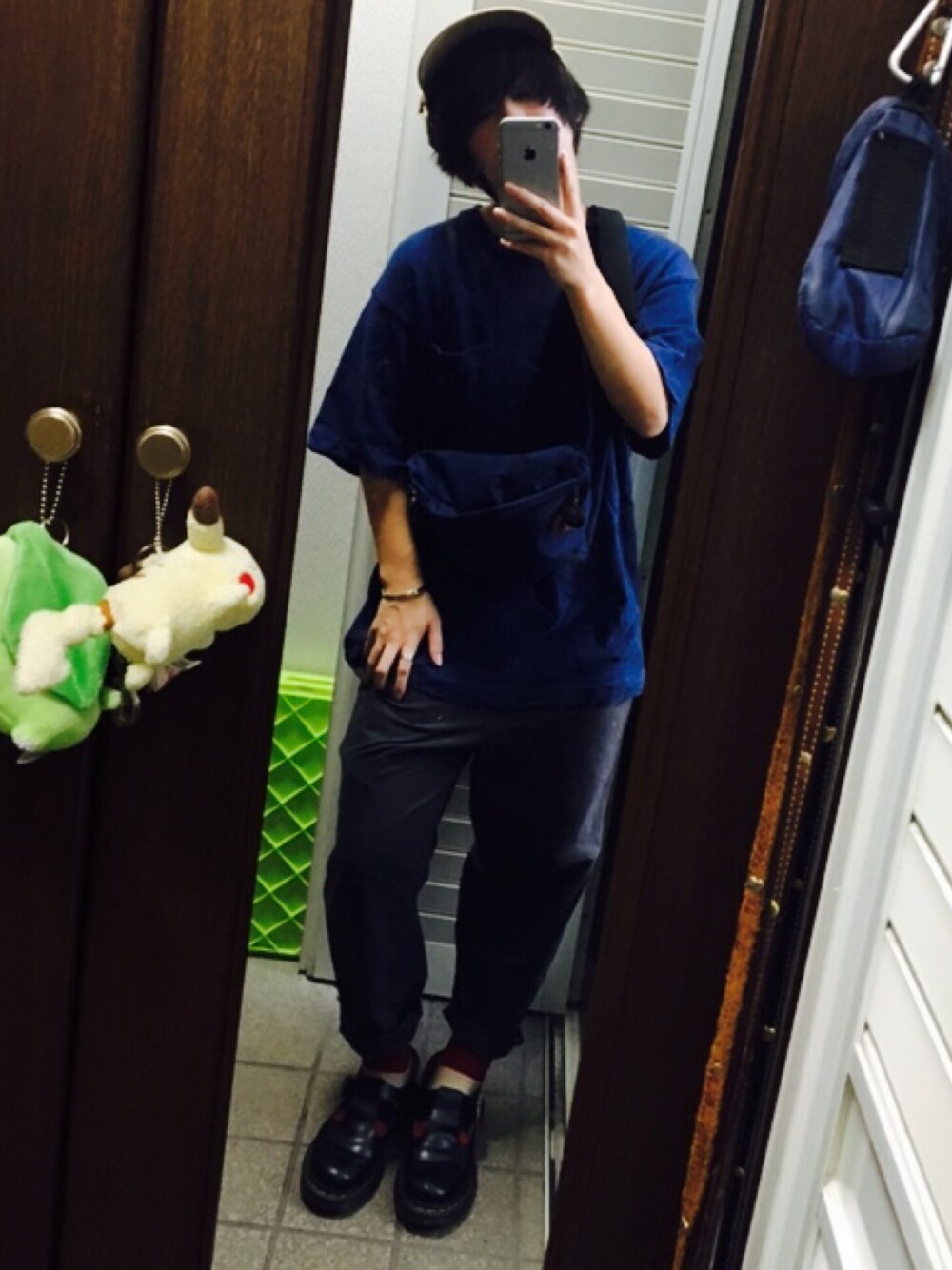 ブルー系のTシャツ/カットソー、グレー系のその他パンツ、ブラック系のシューズを着用したレディースの秋コーディネートの1枚目の写真