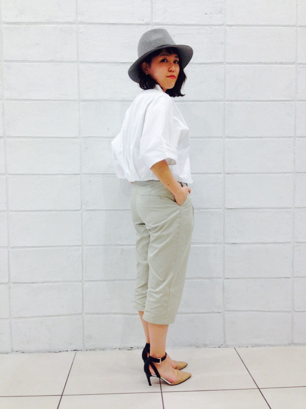 「ホワイト、GOLDEN GOOSE、ベージュコーデ、シャツスタイル、Johnbull Private labo、janessaleon」｜「Johnbull Private laboの3/4トラウザー（その他パンツ、ベージュ系）」を使った、Moooさん（レディース・158cm）の春コーディネートの1枚目の写真