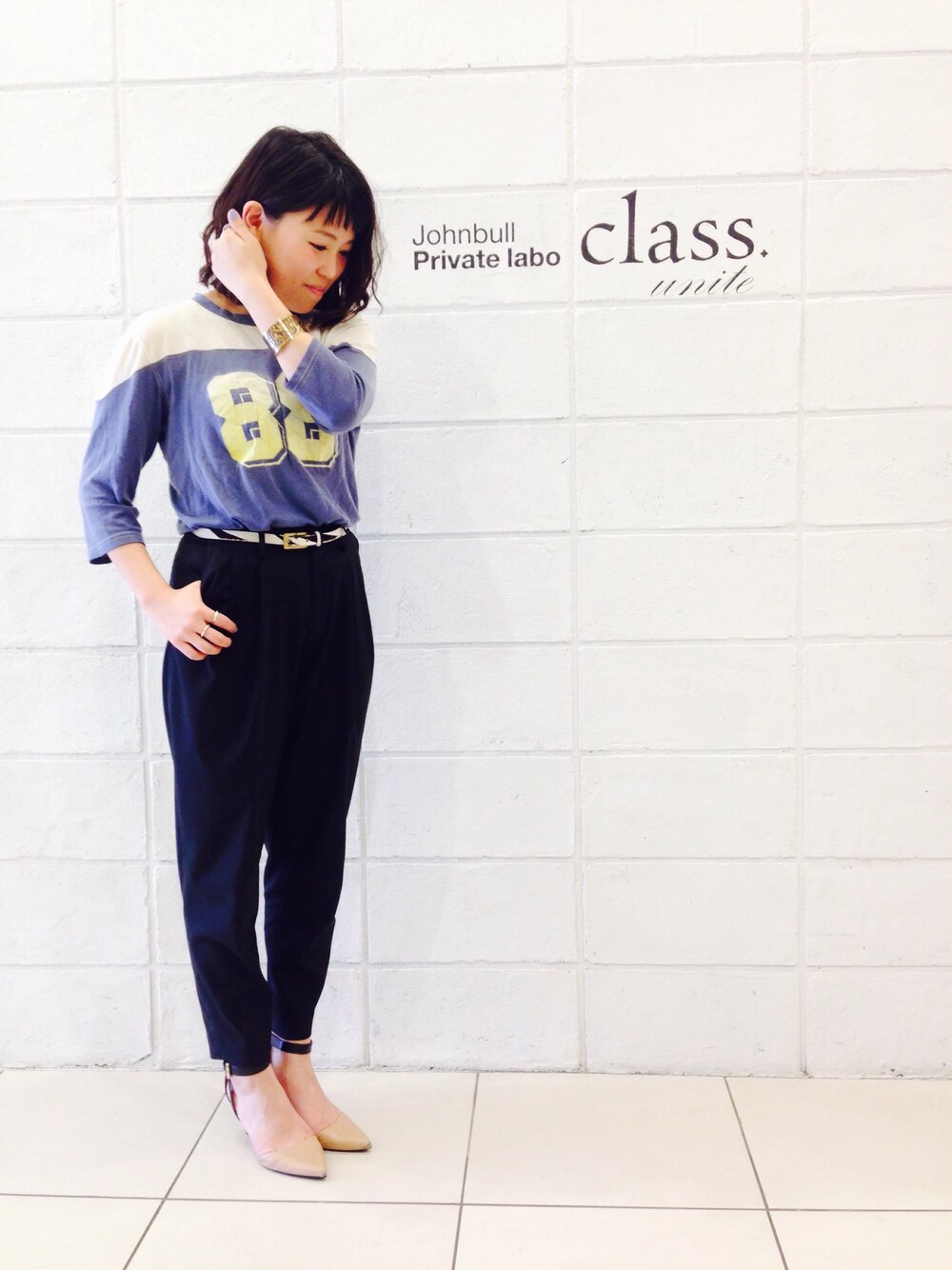 「Johnbull Private labo、johnbull、スラックス」｜「Johnbull Private laboのアイテム（Tシャツ/カットソー、ブルー系）」を使った、Moooさん（レディース・158cm）の春コーディネートの1枚目の写真