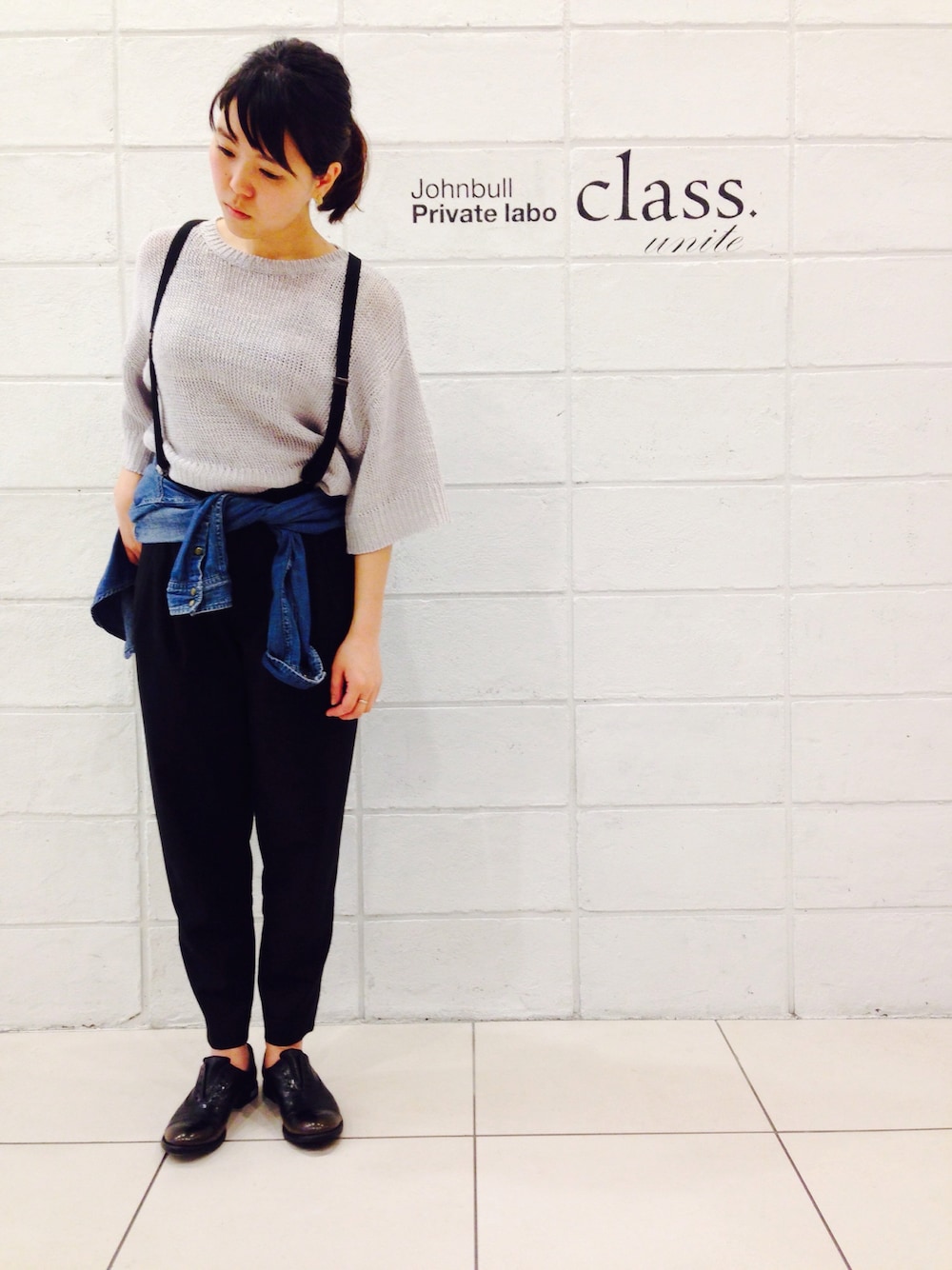 「サスペンダー、サマーニット、Johnbull Private labo、OFFICINE CREATIVE、腰巻きスタイル、春ニット」｜「Hoffmannのアイテム（ニット/セーター、グレー系）」を使った、Moooさん（レディース・158cm）の春コーディネートの1枚目の写真