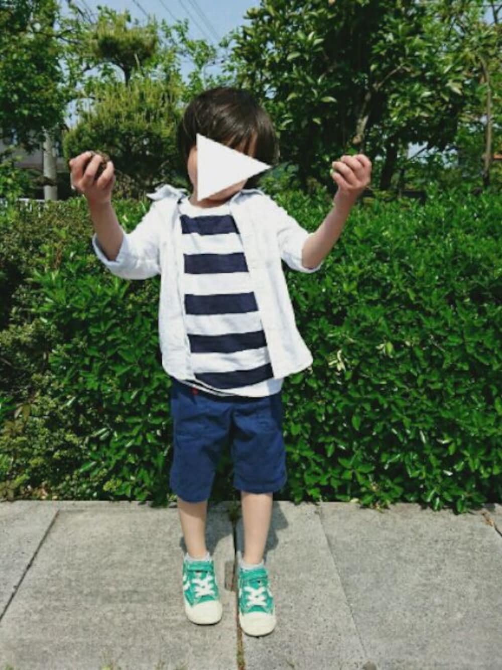 「UNIQLO、UNIQLOコーデ、カジュアル、ラフ、スニーカー、コンバース、白シャツ、ボーダー」｜「CONVERSEのスニーカー CONVERSE KID'S CHEVRONSTAR N V-1 OX（スニーカー、グリーン系）」を使った、SHIHO__94さん（キッズ・100cm）の春コーディネートの1枚目の写真