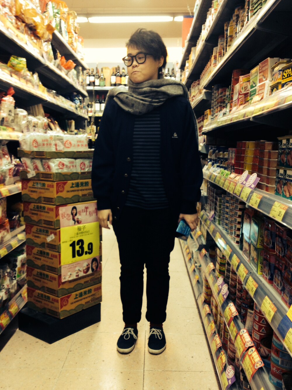 グレー系のTシャツ/カットソー、ブルー系のモカシン/デッキシューズを着用したレディースの冬コーディネートの1枚目の写真