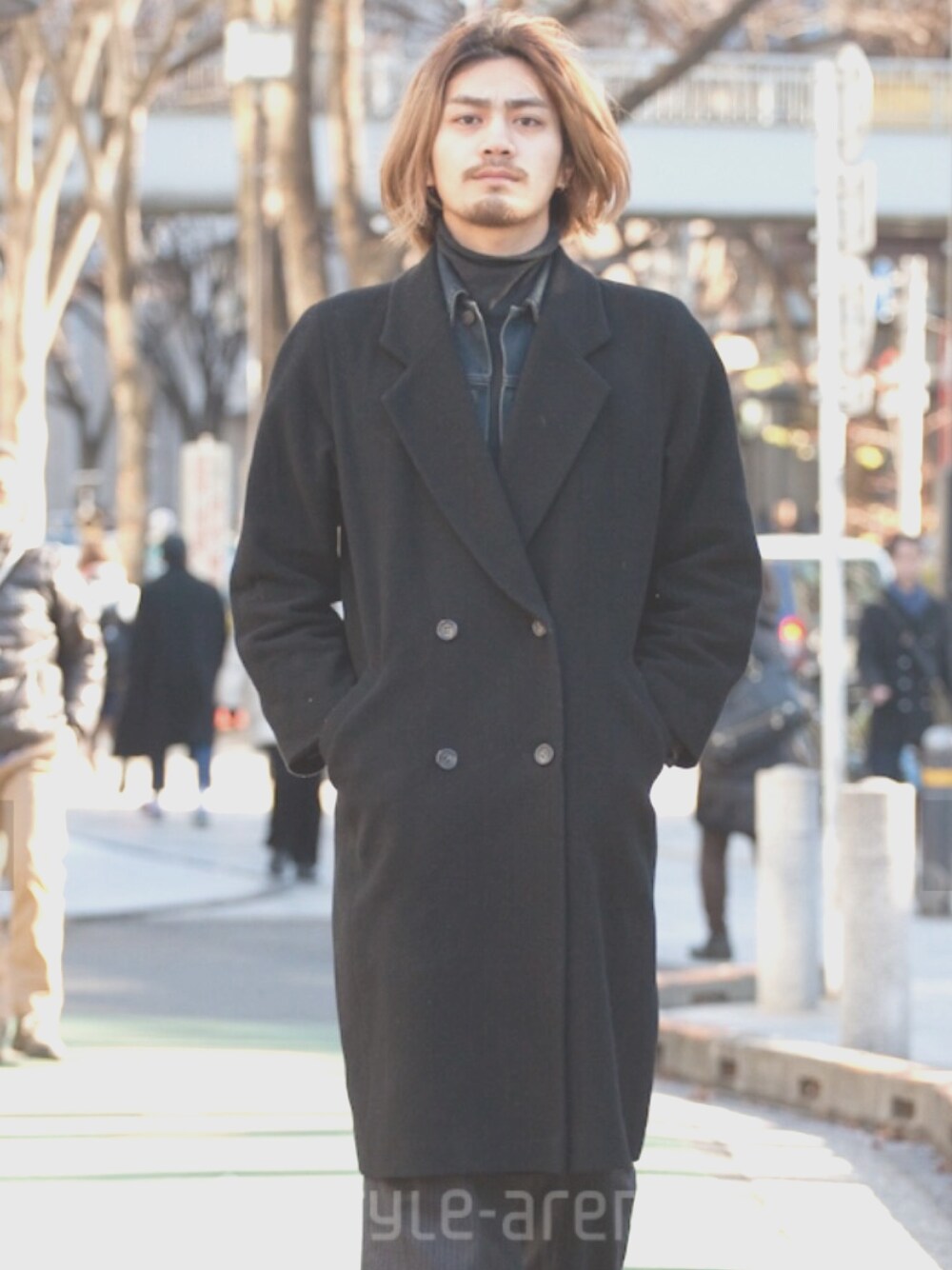 「黒、ジージャン、タートルネック、表参道、UNIQLO、オールブラック、スナップ」｜「UNIQLOのアイテム（Tシャツ/カットソー、ブラック系）」を使った、masataka satoさん（メンズ・178cm）の冬コーディネートの1枚目の写真