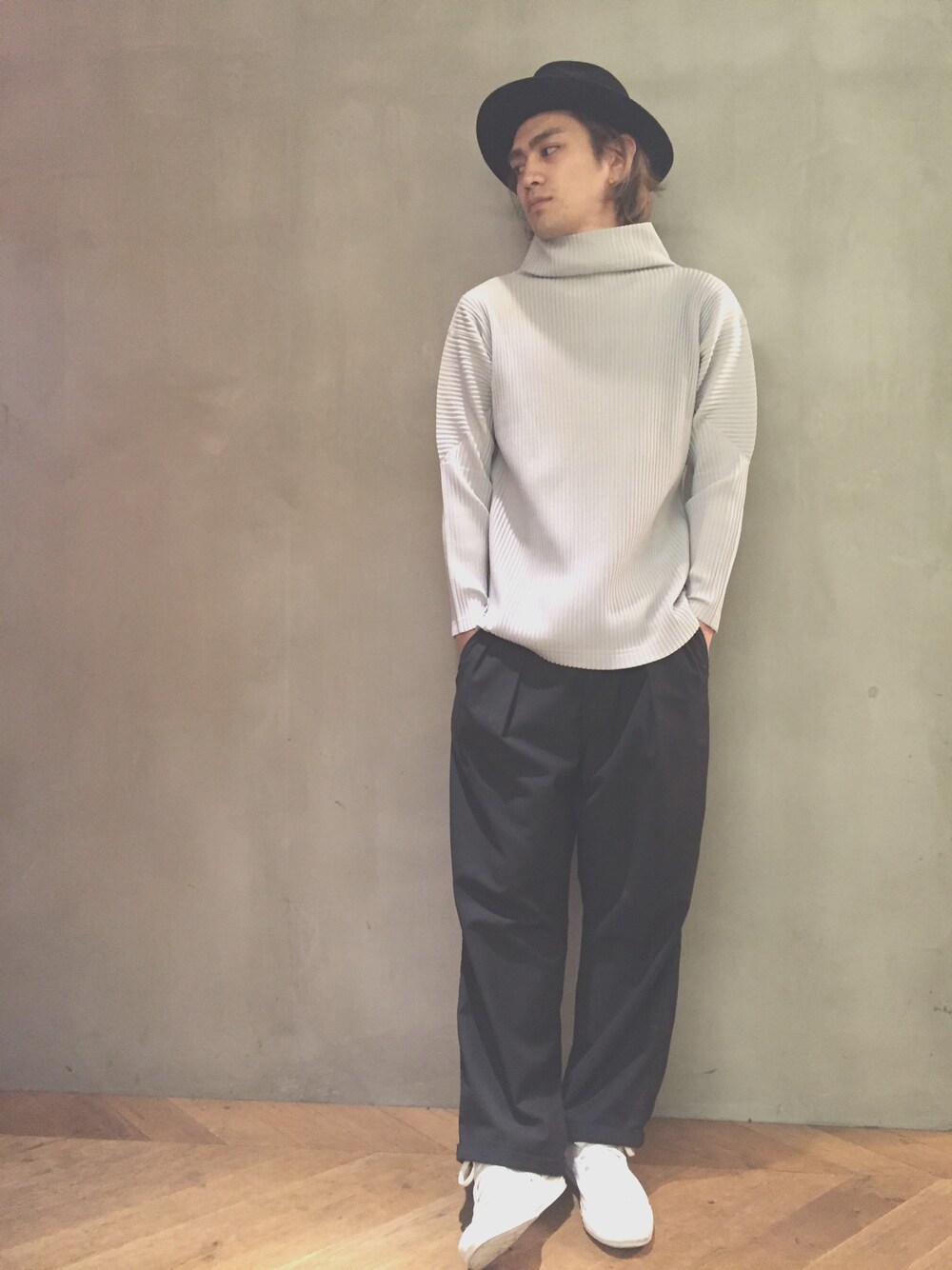「イッセイミヤケ、シンプル、黒、白、ハット、カシラ、スニーカー、コンバース」｜「ISSEY MIYAKEのアイテム（Tシャツ/カットソー、ホワイト系）」を使った、masataka satoさん（メンズ・178cm）の冬コーディネートの1枚目の写真