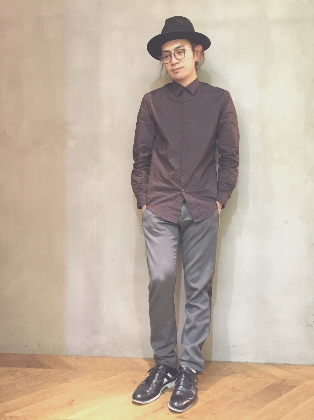 「スラックス、ハット、ペーズリー柄、春、モード」｜「ZARAのアイテム（シャツ/ブラウス、レッド系）」を使った、masataka satoさん（メンズ・178cm）の冬コーディネートの1枚目の写真