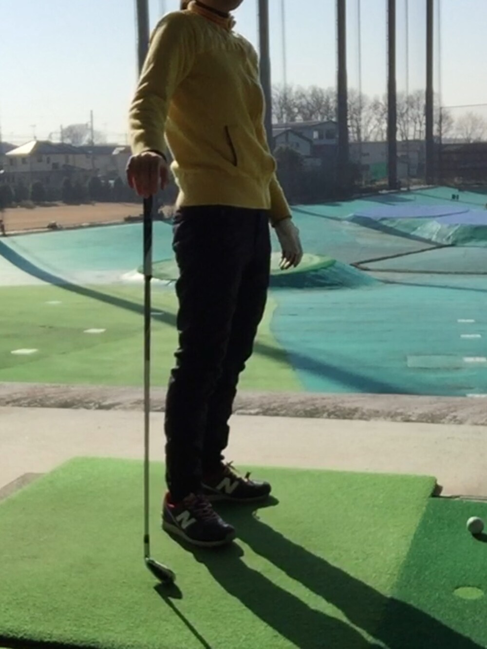 イエロー系のニット/セーター、ブラック系のその他パンツ、その他のスニーカーを着用したレディースの冬コーディネートの1枚目の写真