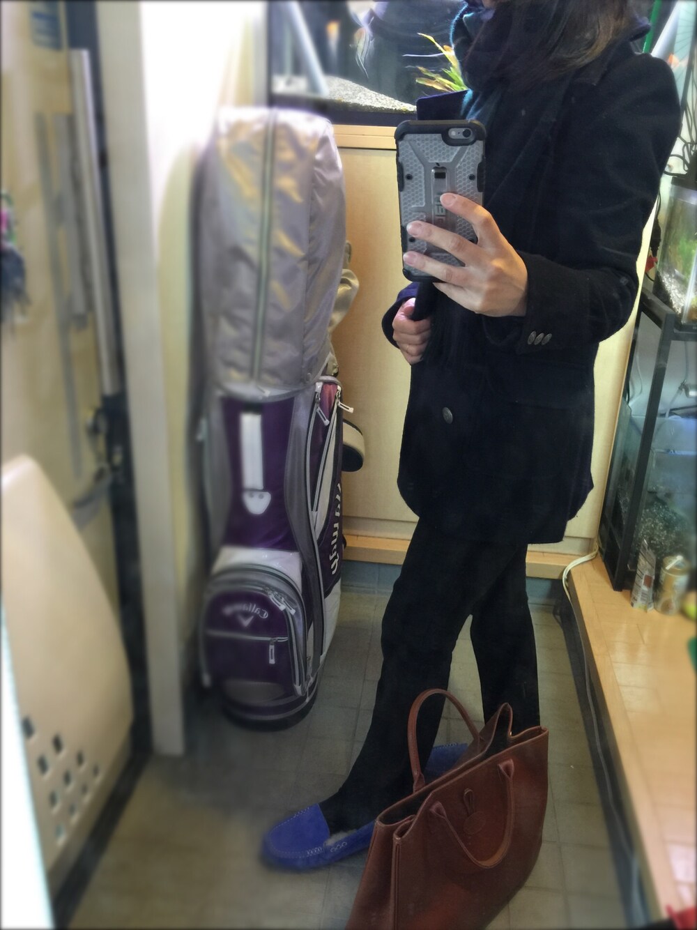 ブルー系のニット/セーター、ブラック系のスラックス、ブルー系のモカシン/デッキシューズを着用したレディースの冬コーディネートの1枚目の写真