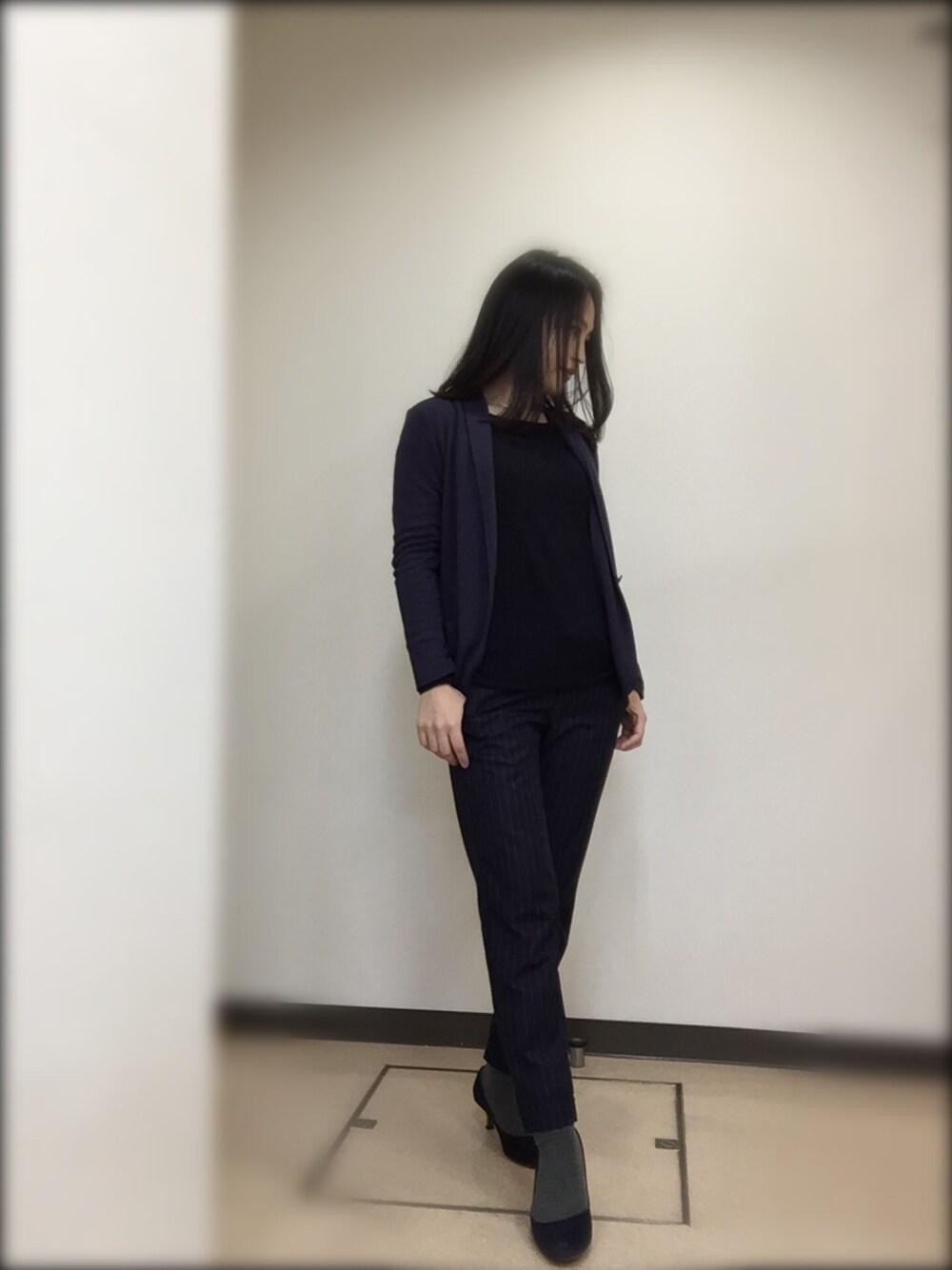 その他のその他アウター、ブラック系のニット/セーター、その他のスラックスを着用したレディースの冬コーディネートの1枚目の写真