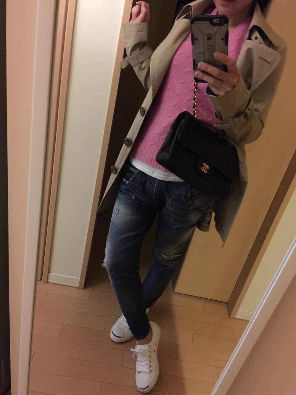 ピンク系のニット/セーター、ホワイト系のTシャツ/カットソー、ブルー系のデニムパンツを着用したレディースの冬コーディネートの1枚目の写真