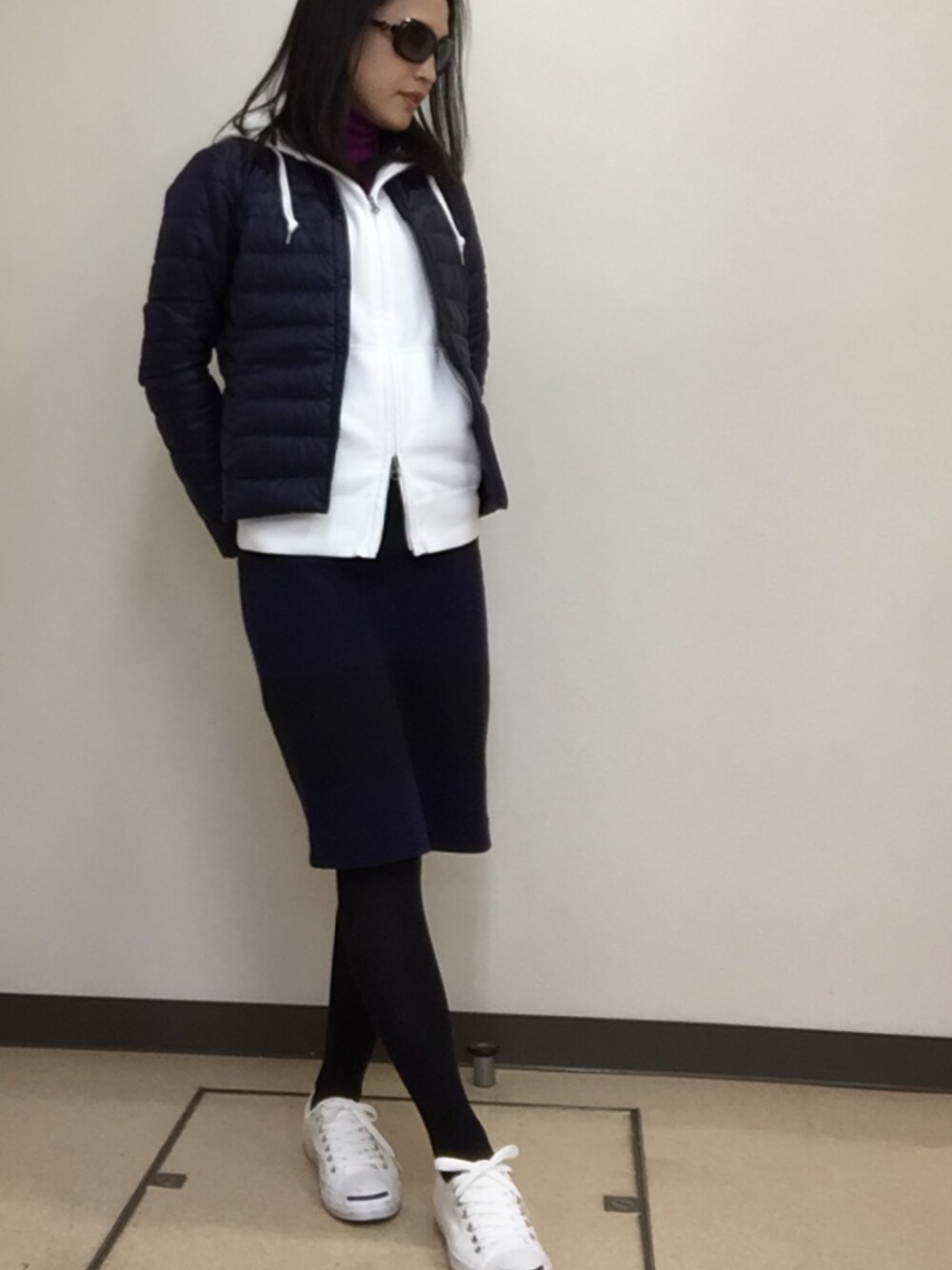 パープル系のTシャツ/カットソー、ホワイト系のパーカー、ブルー系のスカートを着用したレディースの冬コーディネートの1枚目の写真