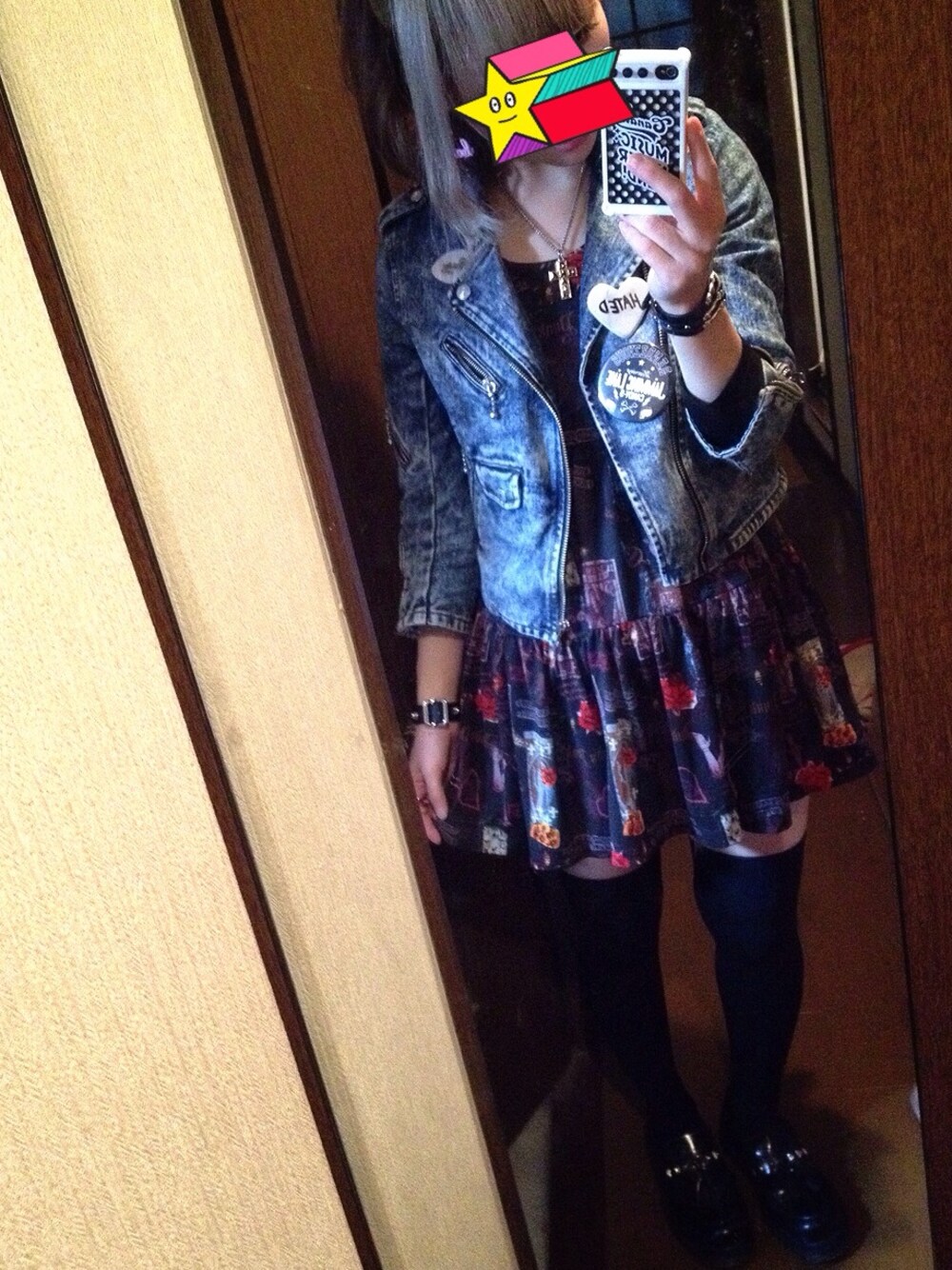 ブルー系のライダースジャケット、ブラック系のその他シューズ、ブラック系のワンピースを着用したレディースの夏コーディネートの1枚目の写真