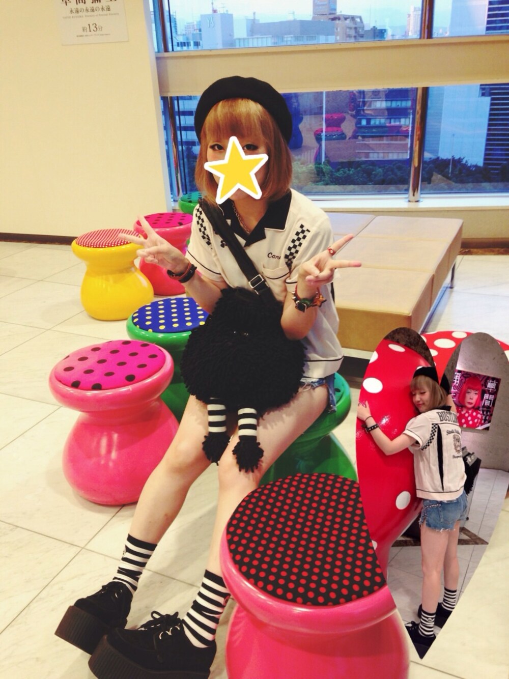 ブラック系のハンドバッグ、ピンク系のシャツ/ブラウス、ホワイト系のソックス/靴下を着用したレディースの秋コーディネートの1枚目の写真