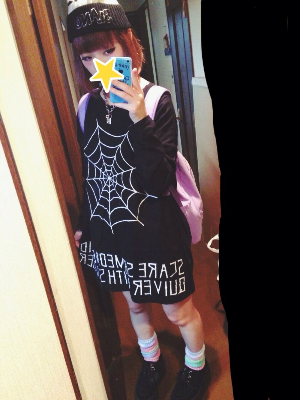 その他のソックス/靴下、ブラック系のニットキャップ/ビーニーを着用したレディースの秋コーディネートの1枚目の写真