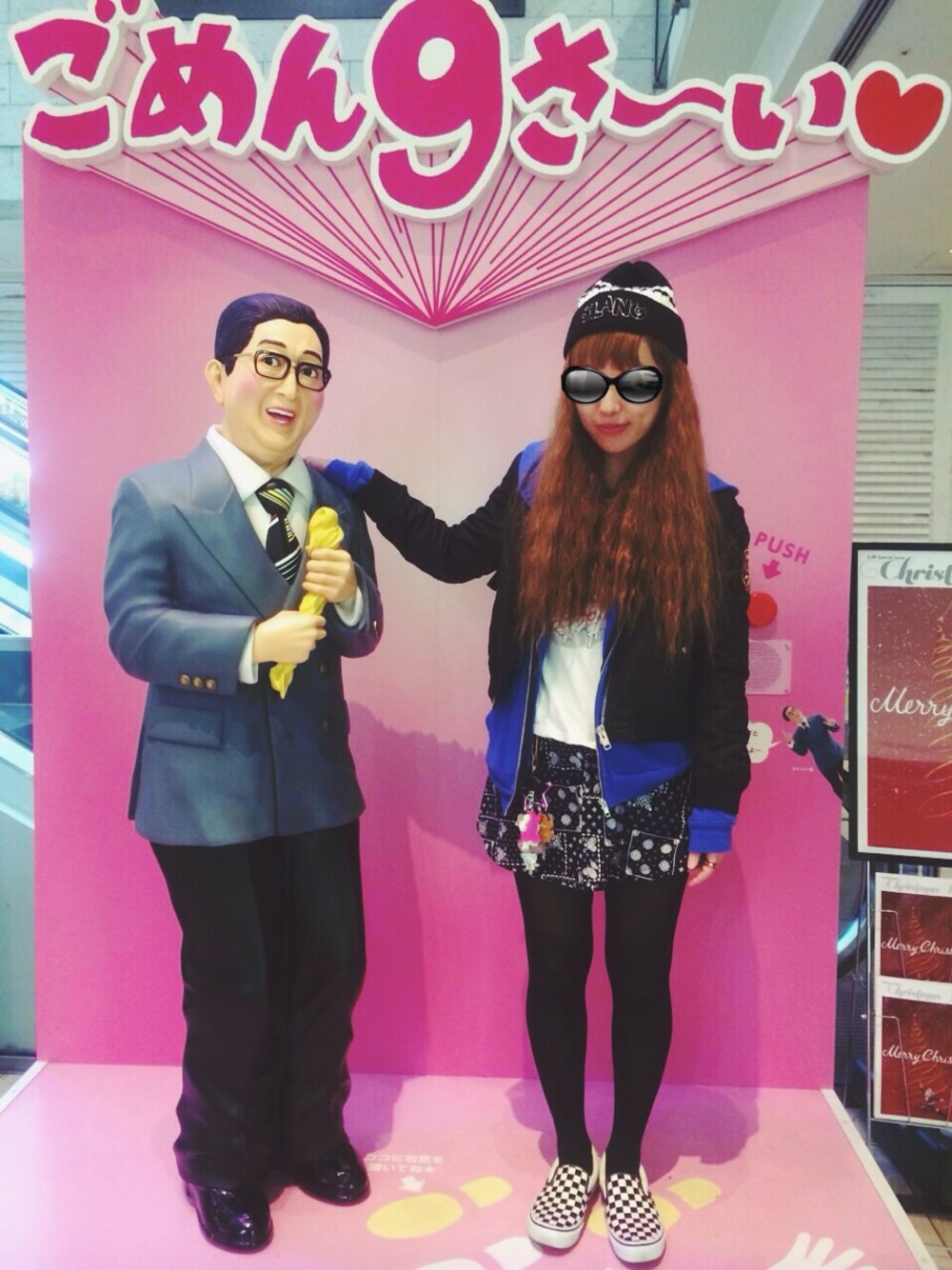 ホワイト系のTシャツ/カットソー、ブルー系のパーカー、ブラック系のMA-1を着用したレディースの秋コーディネートの1枚目の写真