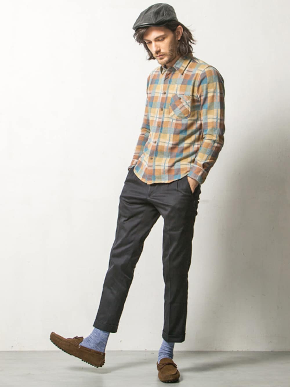 「shoes、 while、Slip-On、 Boat shoes」｜「WHILEの輕量休閒 經典麂皮豆豆鞋（モカシン/デッキシューズ、ブラウン系）」を使った、WHILEさん（メンズ・183cm）の春コーディネートの1枚目の写真