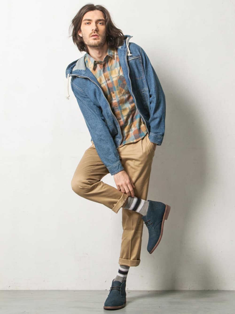 「boots、shoes、men、 Desert boots」｜「WHILEの洗鍊質感 丹寧膠底沙漠靴（ブーツ、ブルー系）」を使った、WHILEさん（メンズ・183cm）の春コーディネートの1枚目の写真
