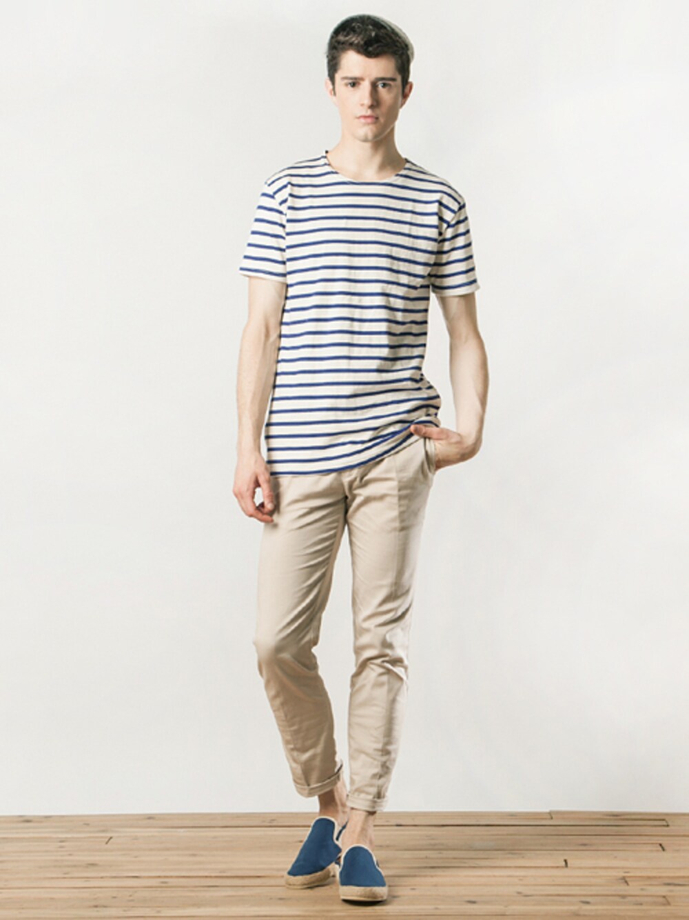 ブルー系のモカシン/デッキシューズを着用したメンズの夏コーディネートの1枚目の写真