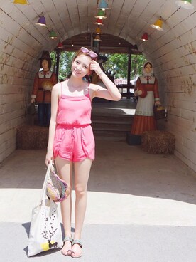 「travel」｜「アイテム（オールインワン・サロペット）」を使った、Suey Kwokさん（レディース・165cm）の夏コーディネート