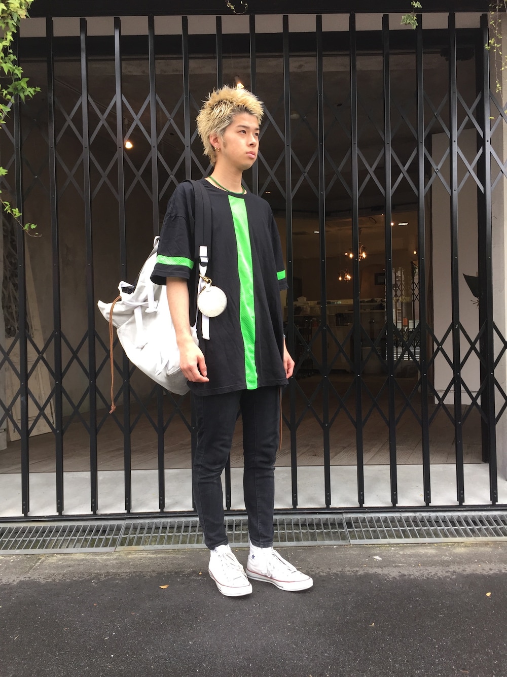 「みどりがすき。」｜「macromauroのアイテム（バックパック/リュック、ホワイト系）」を使った、yohさん（メンズ・175cm）の夏コーディネートの1枚目の写真