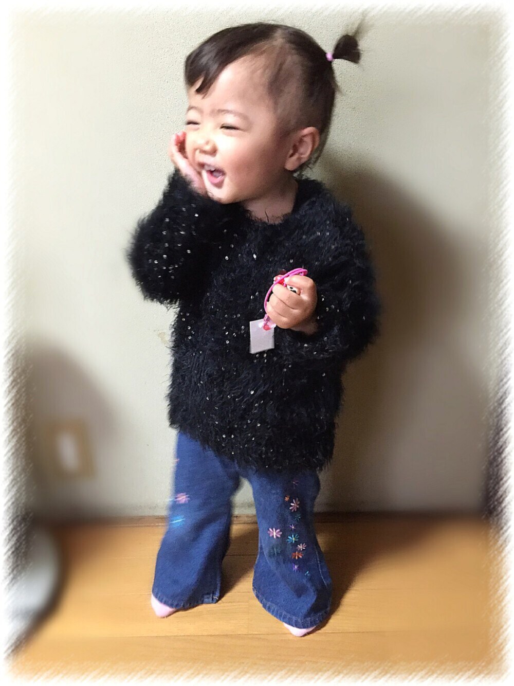 ブラック系のニット/セーター、ブルー系のデニムパンツを着用したキッズの秋コーディネートの1枚目の写真