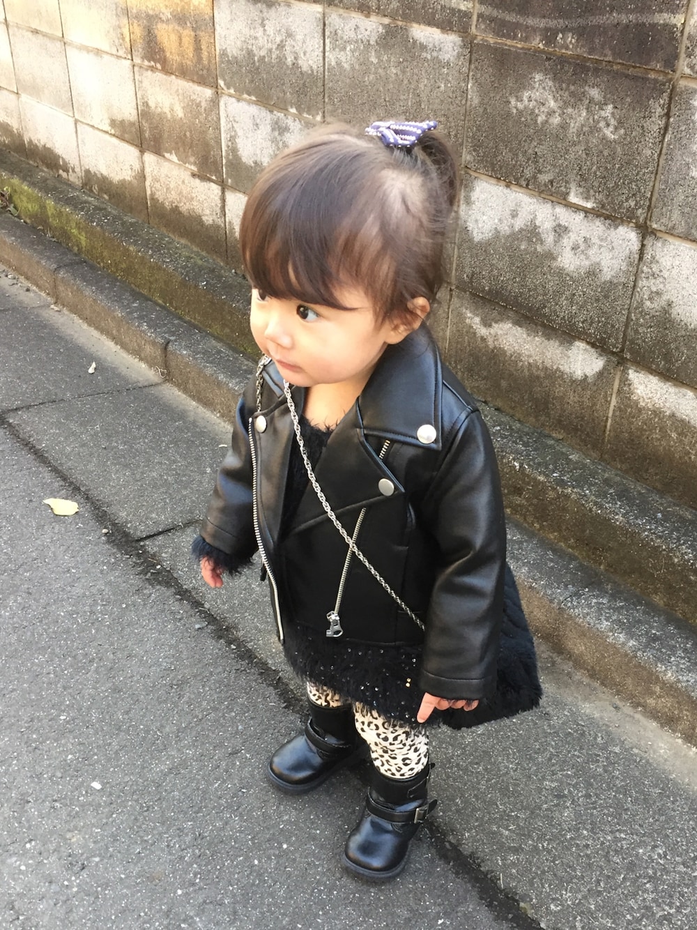 「女の子、レザージャケット、アニマル、1歳、アキコーデ」｜「3coinsのアイテム（ヘアゴム、ゴールド系）」を使った、なぁりぃ☻さん（キッズ・80cm）の秋コーディネートの1枚目の写真