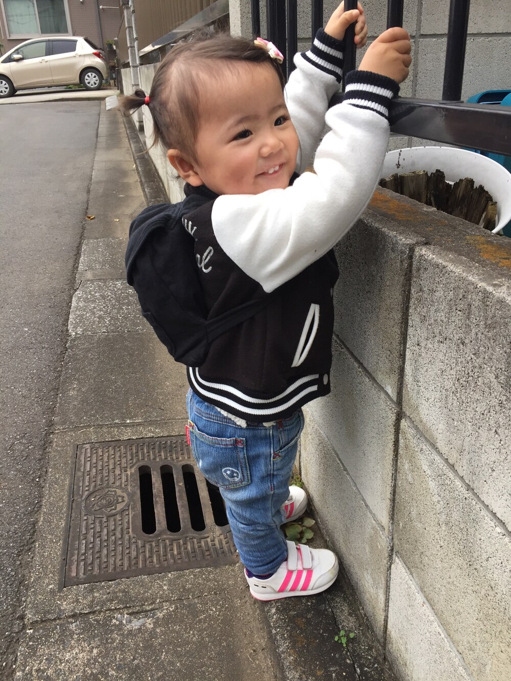 「スタジャン、女の子、1歳、ダメージデニムパンツ、リメイク、リメイクジーンズ、アディダス、キッズコーデ、休日スタイル」｜「AZUL by moussyの袖フェイクレザースタジャン（スタジャン、ブラック系）」を使った、なぁりぃ☻さん（キッズ・80cm）の秋コーディネートの1枚目の写真