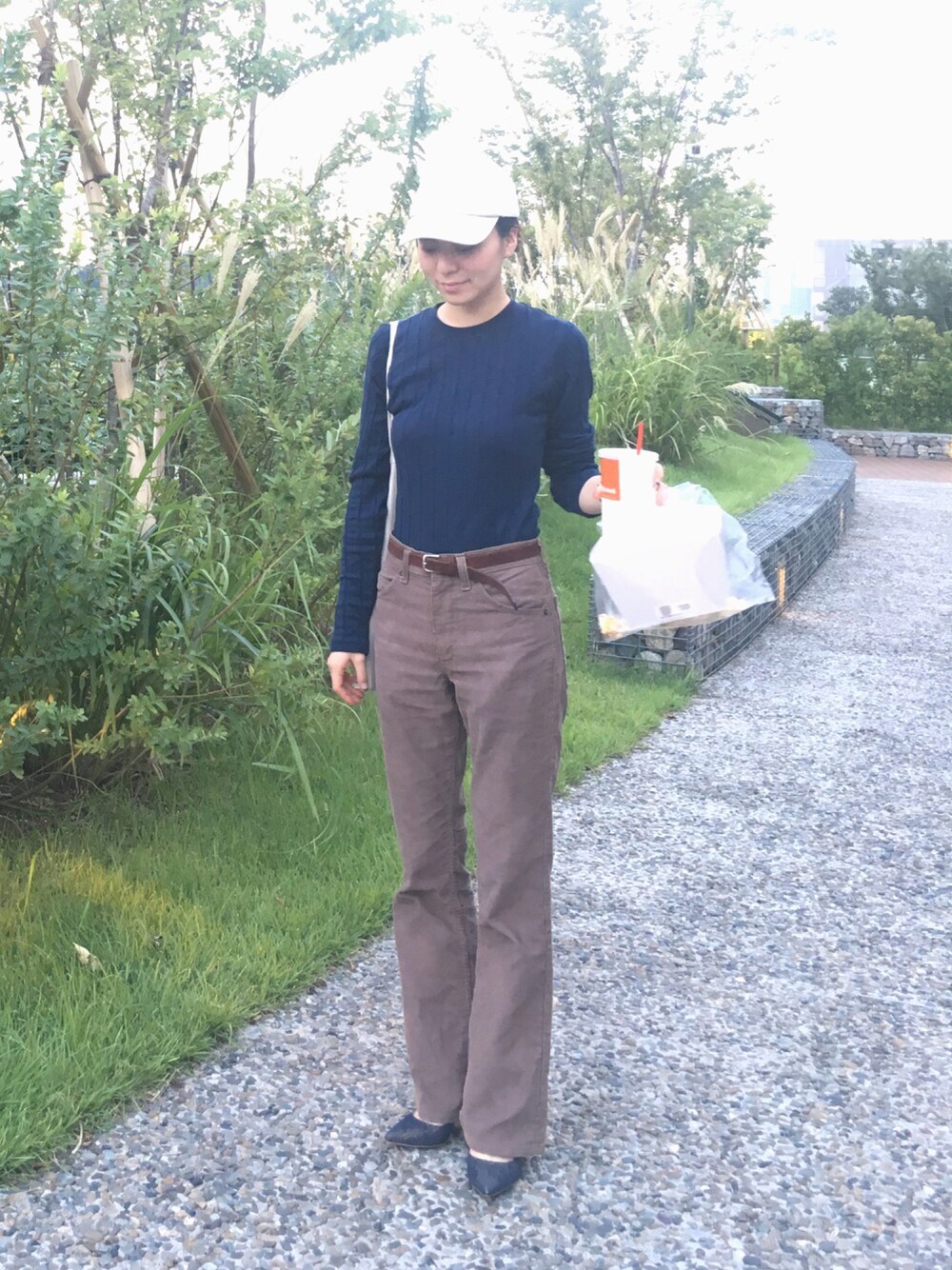 ブルー系のTシャツ/カットソー、ピンク系のその他パンツ、ブルー系のパンプスを着用したレディースの秋コーディネートの1枚目の写真