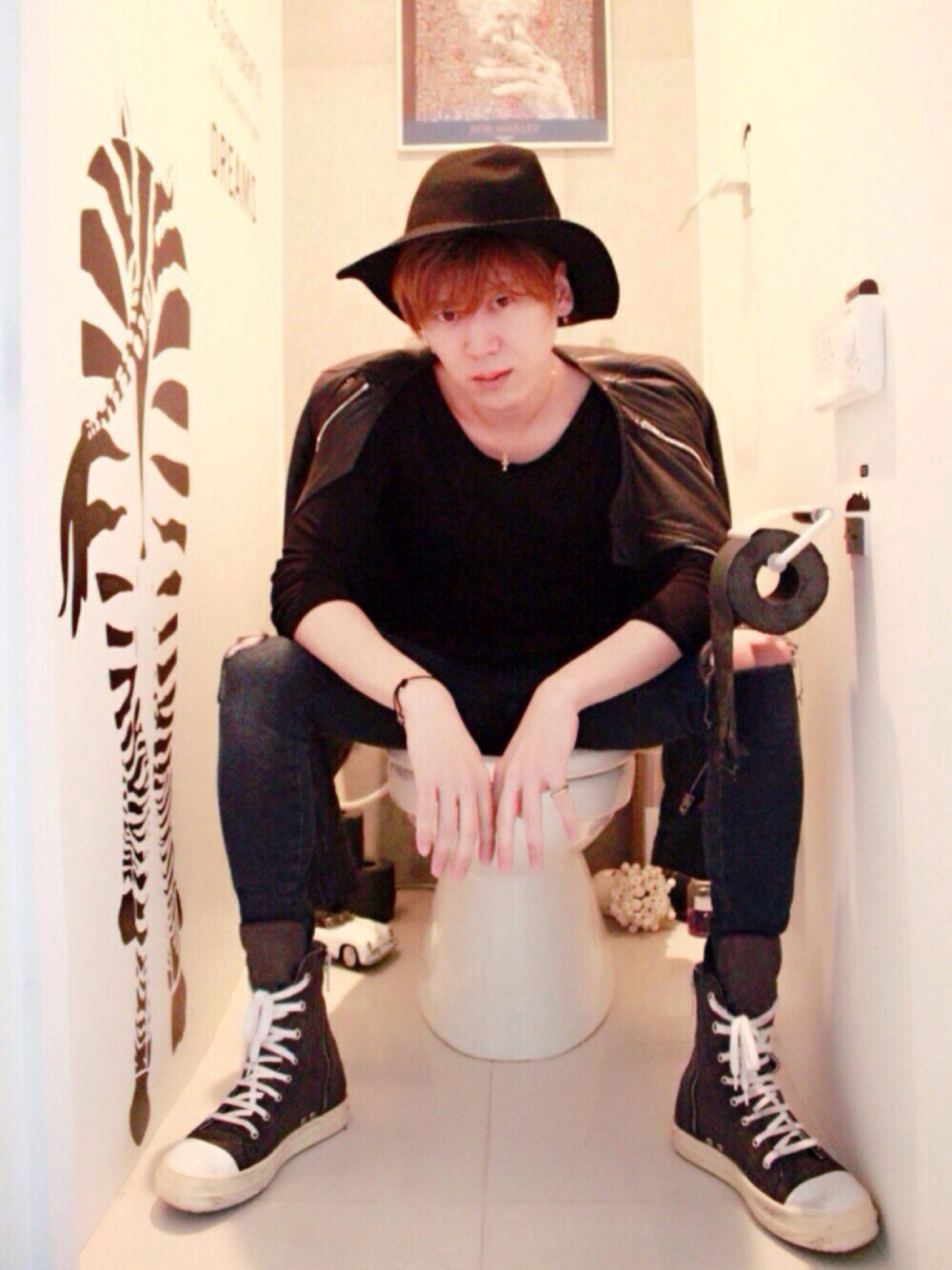 ブラック系のライダースジャケット、ブラック系のスニーカー、ブルー系のその他パンツを着用したメンズの春コーディネートの1枚目の写真