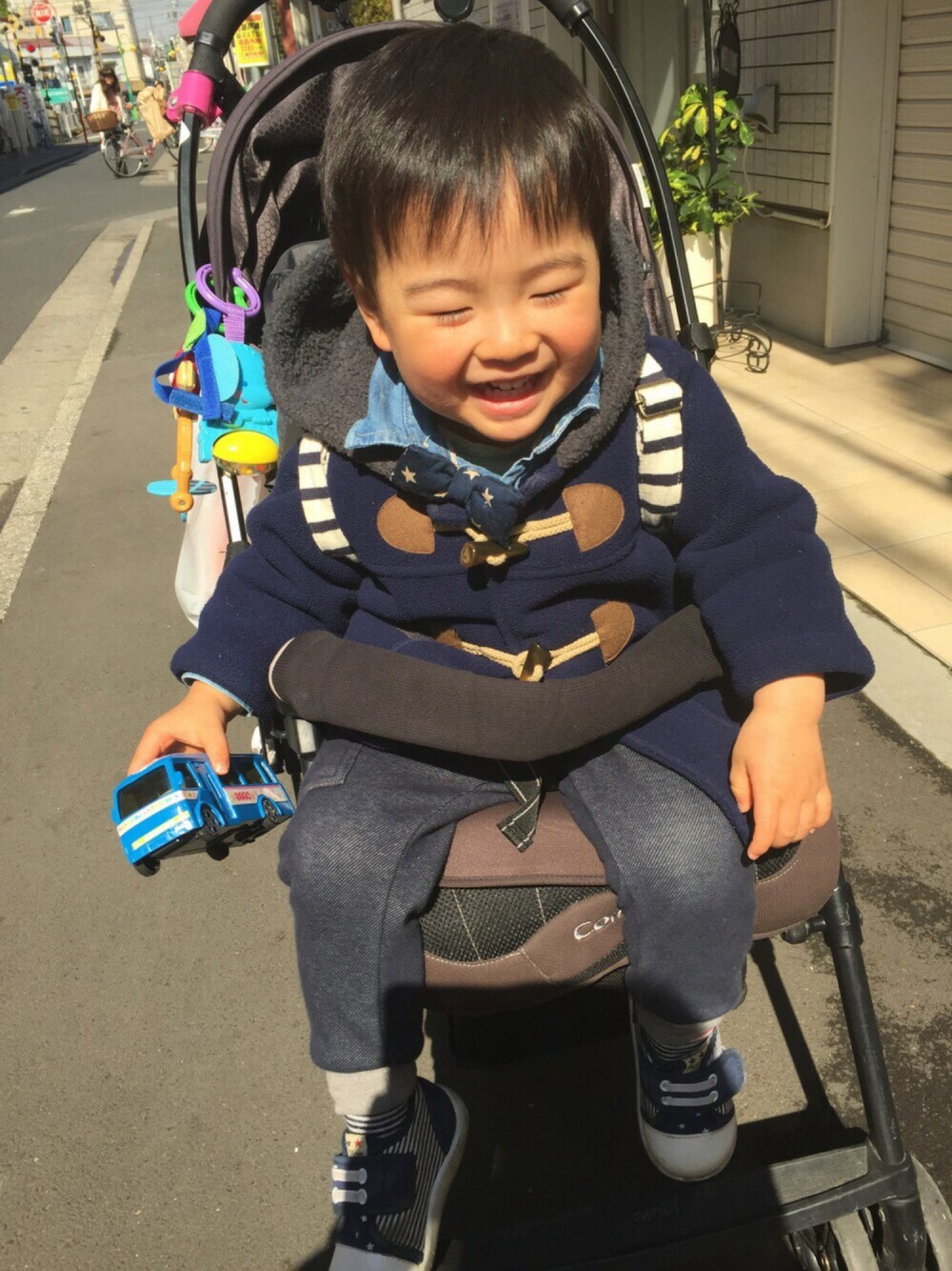 「蝶ネクタイ」｜「UNIQLOのアイテム（ダッフルコート、ブルー系）」を使った、Mayugeさん（キッズ・80cm）の春コーディネートの1枚目の写真
