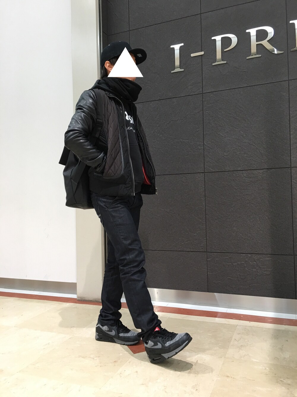 「シンプルコーデ、ブラックコーデ、キャップ、ZARA、スラッシャー、ストリートカジュアル」｜「ZARAのアイテム（デニムパンツ、ブラック系）」を使った、Eikichiさん（メンズ・172cm）の秋コーディネートの1枚目の写真