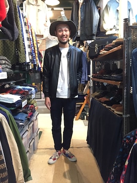 「スリムパンツ」｜すずき ともたかさん（メンズ・183cm）の秋コーディネート