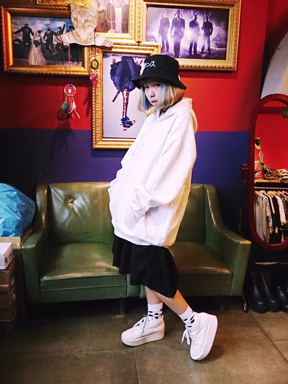 「white、black、dots、hat」｜「艾莉呆のアイテム（サンバイザー、ブラック系）」を使った、ウサキさん（レディース・155cm）の秋コーディネートの1枚目の写真