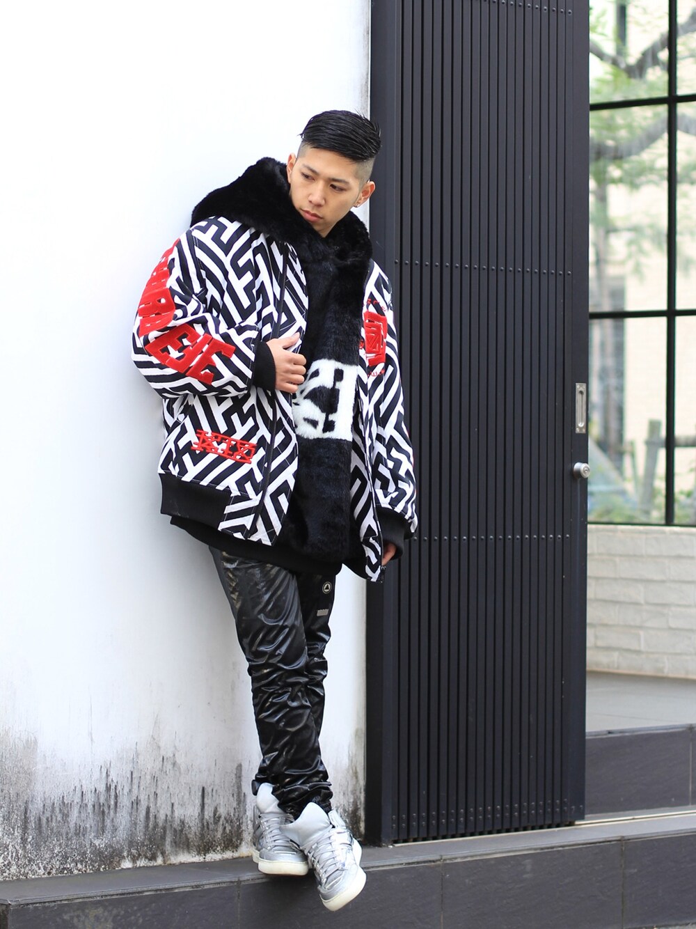 「ハイカットスニーカー、ktz、D.TT.K、black、silver、AMBUSH」｜「KTZのアイテム（ブルゾン、ホワイト系）」を使った、HIROSHIさん（メンズ・167cm）の冬コーディネートの1枚目の写真