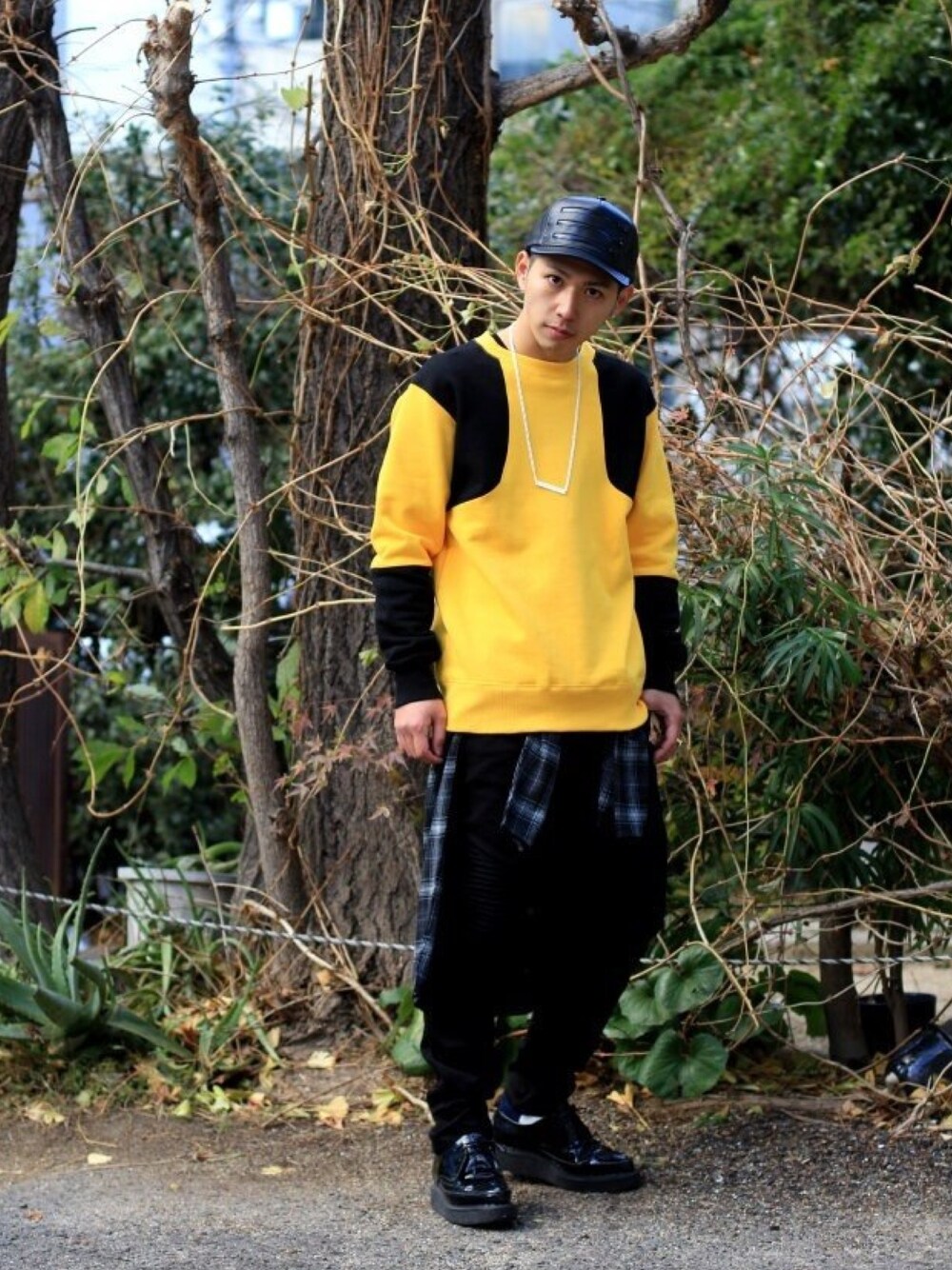 「PHENOMENON、stampd'LA、UNIF、DRESSEDUNDRSSED、nananana、スウェット、ネルシャツ、バイカラー、腰巻きスタイル、キャップ」｜「PHENOMENONのアイテム（スウェット、イエロー系）」を使った、HIROSHIさん（メンズ・167cm）の冬コーディネートの1枚目の写真
