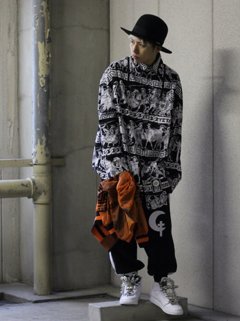 「ktz、king、ELVIRA、スウェットパンツ、ビックシルエット、ビックシャツ、ポーラー帽子、総柄トップス」｜「KTZのアイテム（シャツ/ブラウス、ホワイト系）」を使った、HIROSHIさん（メンズ・167cm）の春コーディネートの1枚目の写真