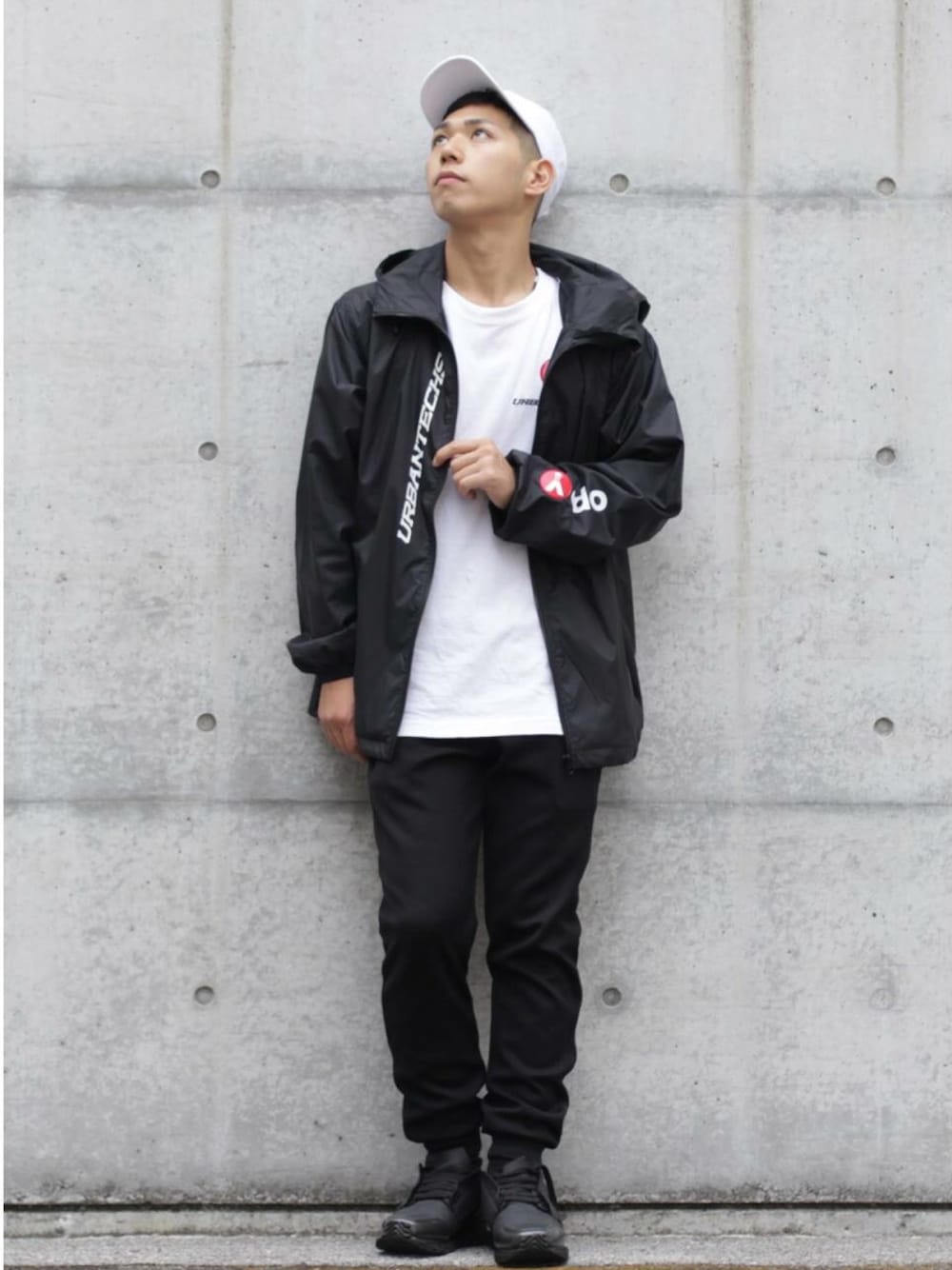 「Yedo_urbantechs、PHENOMENON、ROMBAUT、AMBUSH、black、ジャージーパンツ、ナイロンジャケット、秋のコーデ、スポーツミックス、黒パンツ」｜「yedourbantechsのアイテム（ナイロンジャケット、ブラック系）」を使った、HIROSHIさん（メンズ・167cm）の秋コーディネートの1枚目の写真