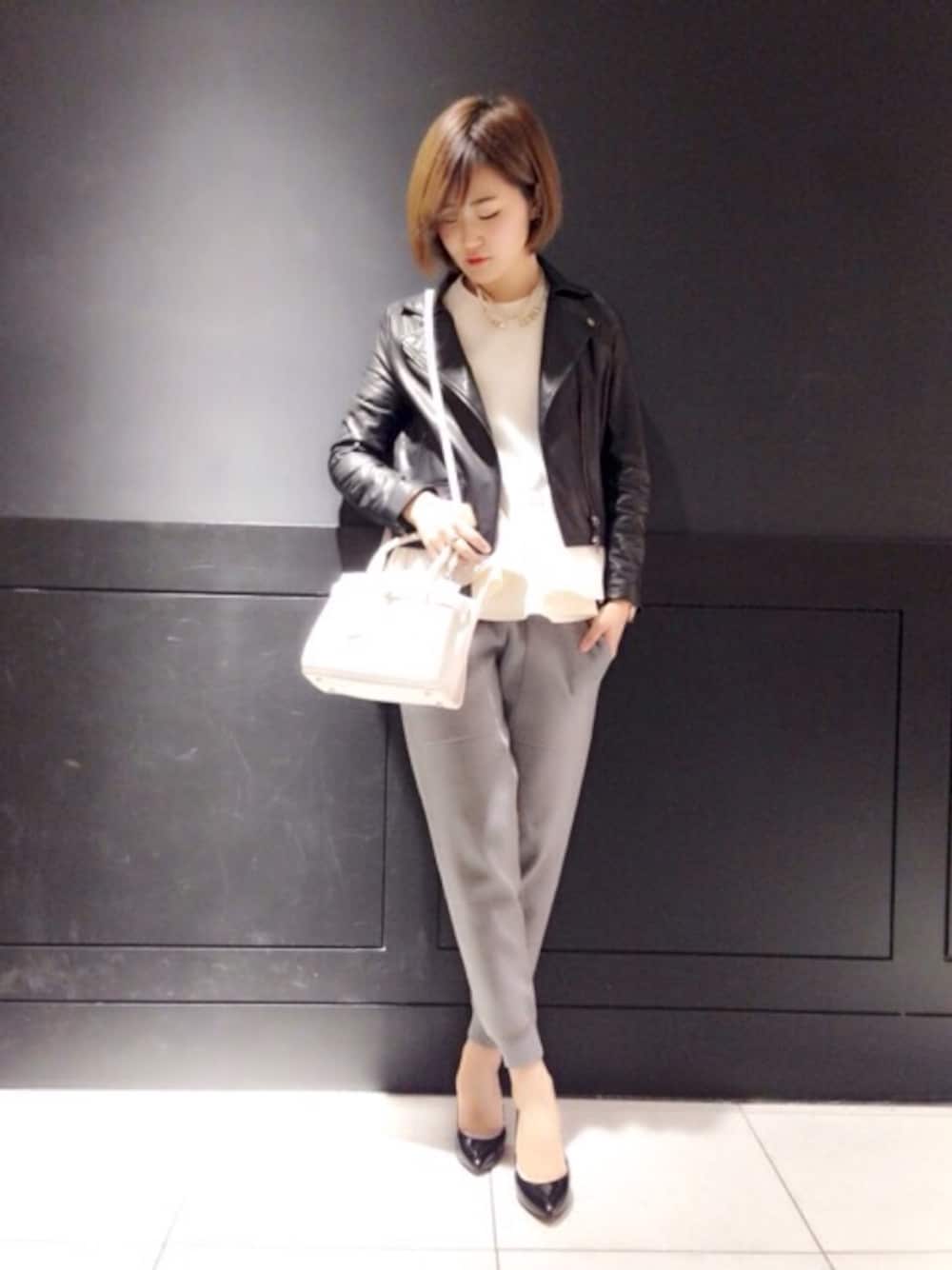 ブラック系のライダースジャケット、グレー系のその他パンツ、ホワイト系のシャツ/ブラウスを着用したレディースの冬コーディネートの1枚目の写真