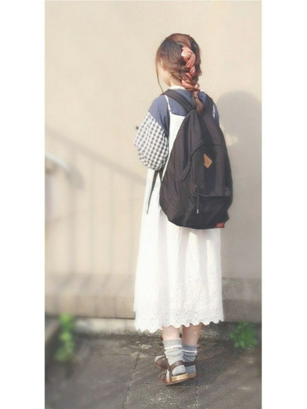 ブルー系のTシャツ/カットソー、ホワイト系のワンピース/ドレス、ブラウン系のサンダルを着用したレディースの春コーディネートの1枚目の写真