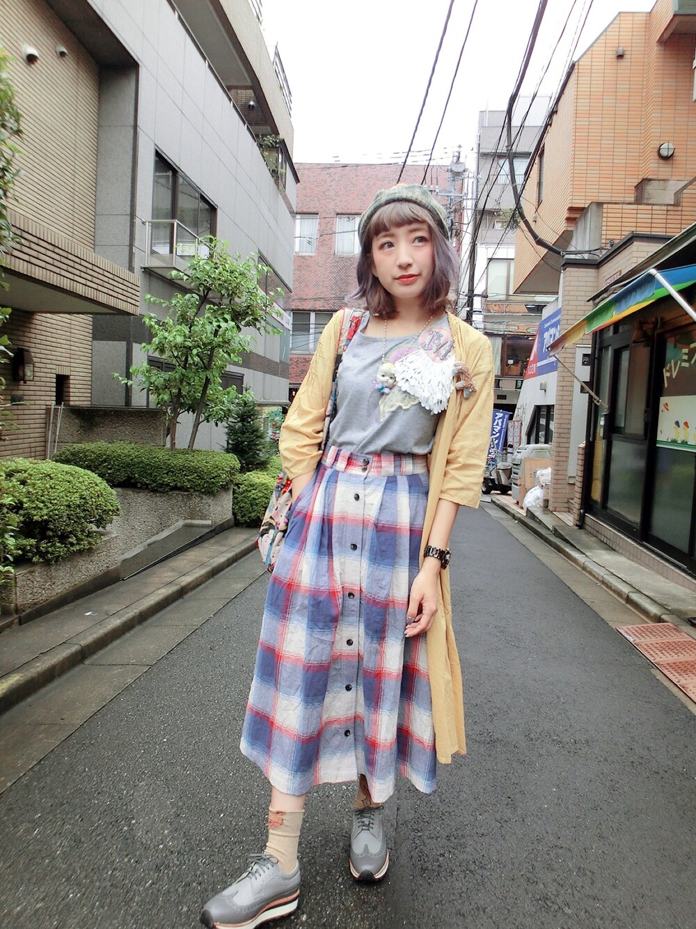 「handmade、下北沢、Kaorinomori」｜「Crispのアイテム（スカート、ブルー系）」を使った、木塔麻さん（レディース・160cm）の秋コーディネートの1枚目の写真