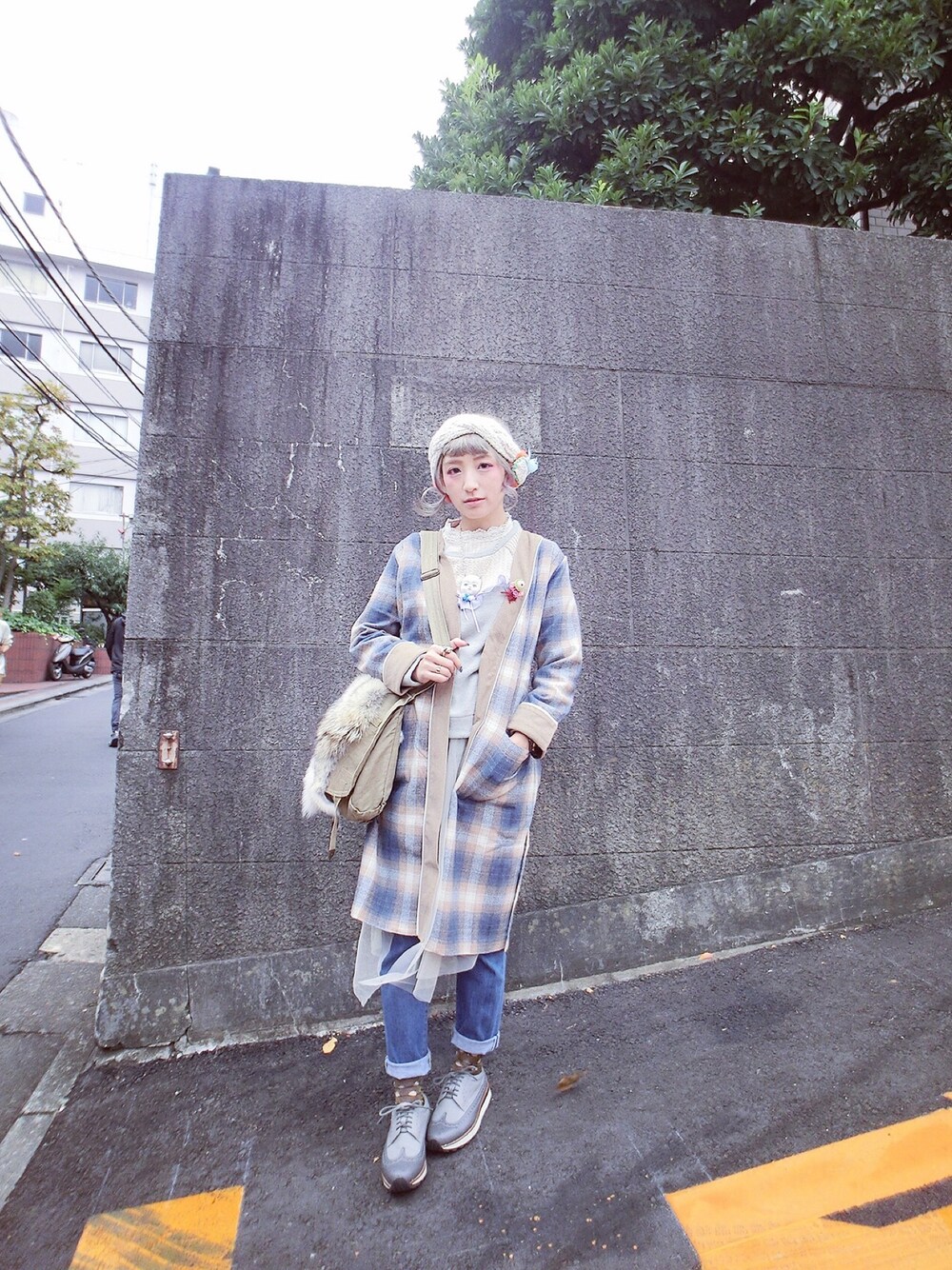 「flower、Kaorinomori、I am I、army、Par Avion」｜「I am I のアイテム（デニムパンツ、ブルー系）」を使った、木塔麻さん（レディース・160cm）の秋コーディネートの1枚目の写真