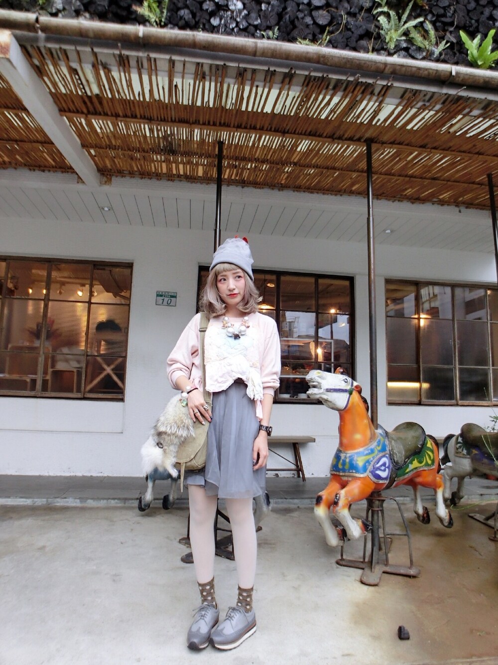 ピンク系のニット/セーター、その他のネックレスを着用したレディースの秋コーディネートの1枚目の写真