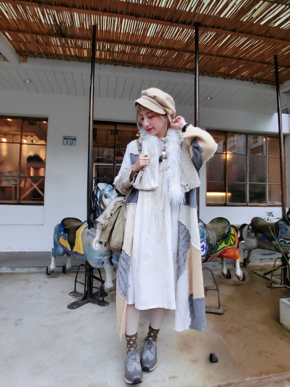 「Auntie Rosa、handmade、vintage、Choucas」｜「Handmadeのアイテム（マフラー、ベージュ系）」を使った、木塔麻さん（レディース・160cm）の冬コーディネートの1枚目の写真