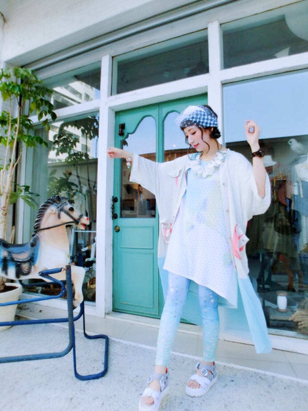 「guri&Ji'ne、Choucas、one third、ballet」｜「JI'NEのアイテム（ジャケット/アウター、ホワイト系）」を使った、木塔麻さん（レディース・160cm）の冬コーディネートの1枚目の写真